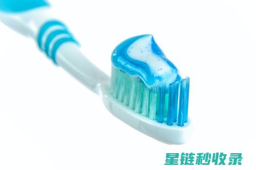 牙膏除渍小能手：清除衣物上的顽固污渍，让衣服如新 (牙膏去渍)