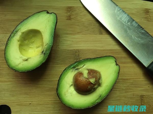 牛油果切开后不想变黑？学会防氧化技巧吧！ (牛油果切开后放冰箱第二天能吃不)